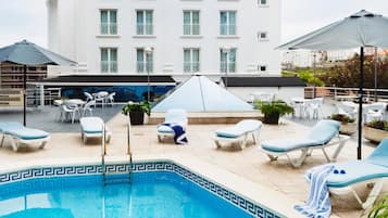 Piscine extérieure (ouverte en saison), parasols de plage