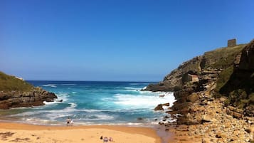 Perto da praia, prática de mergulho autônomo, prática de windsurfe 