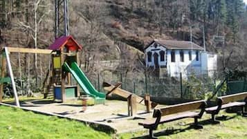 Zona de juegos infantil al aire libre