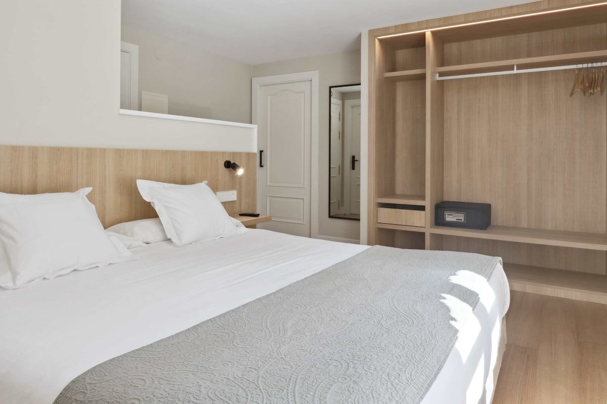 Superior Room | Down comforters, in-room safe, desk, laptop workspace