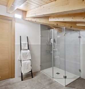 Family Room | Bathroom | Hair dryer, towels - Hotel Venta Etxalar (Etxalar)