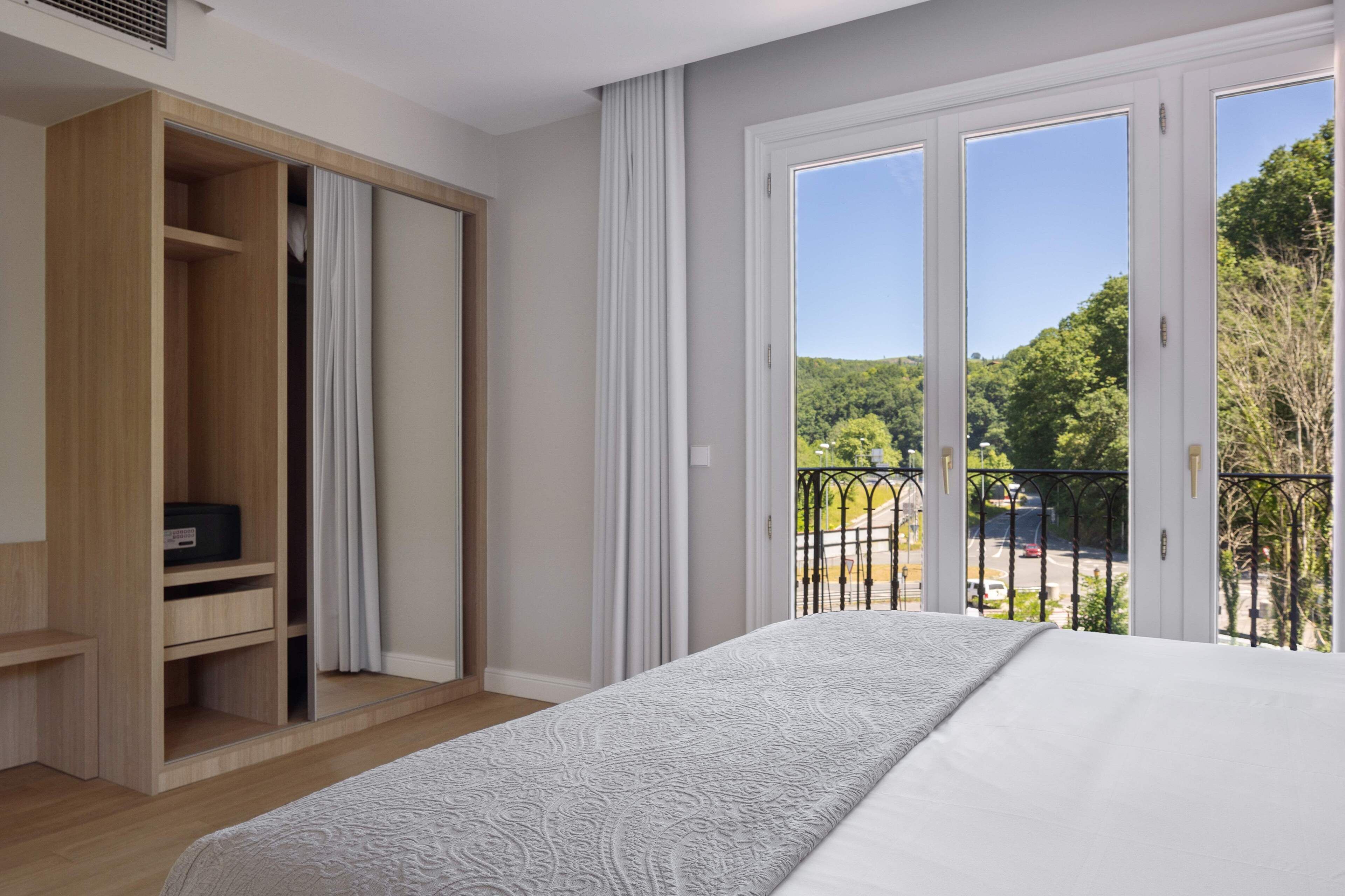 double room | 1 bedroom, down duvets, in-room safe, desk