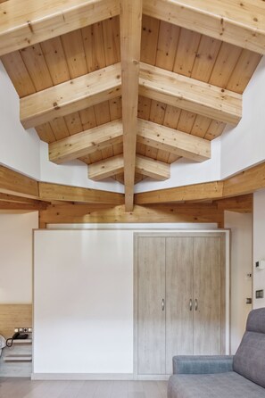 家庭房 | 羽绒被、客房内保险箱、办公桌、笔记本电脑工作区