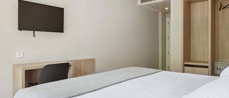 Double Room | Down comforters, in-room safe, desk, laptop workspace