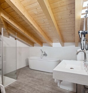 Habitación familiar | Baño | Secador de pelo y toallas
