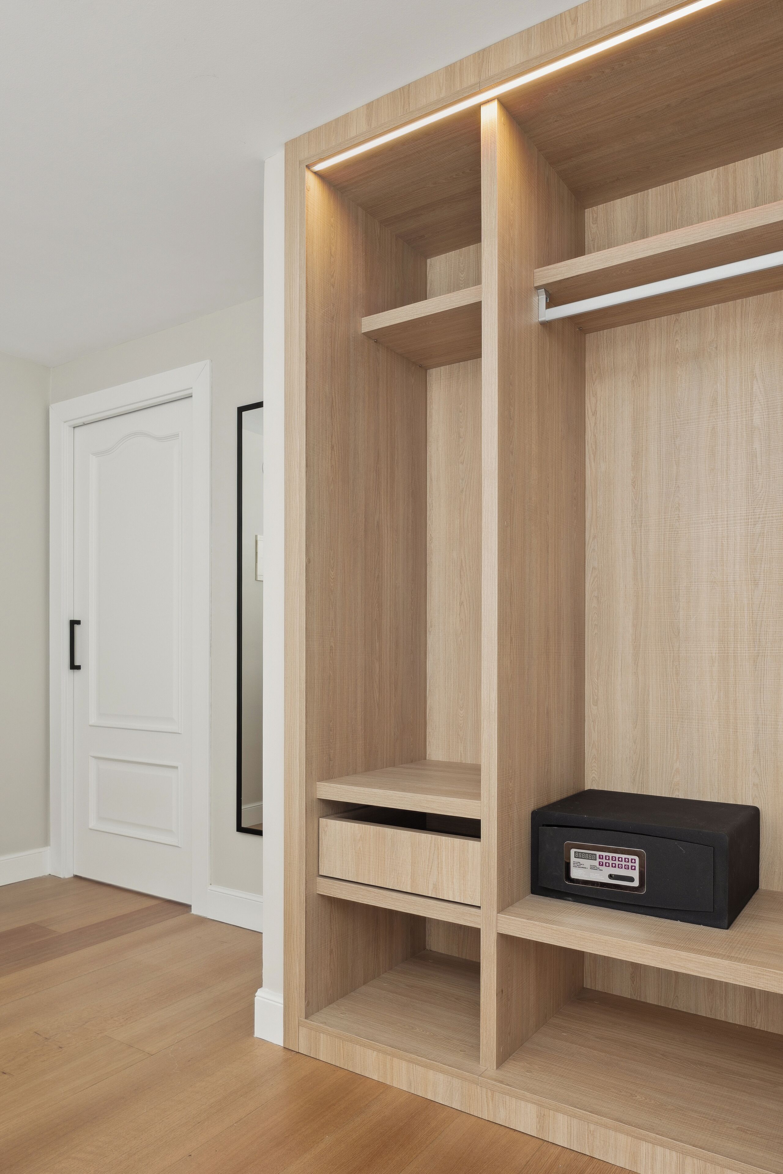 Rom – superior | Dundyner, safe på rommet, skrivebord og skrivebord for bærbar PC