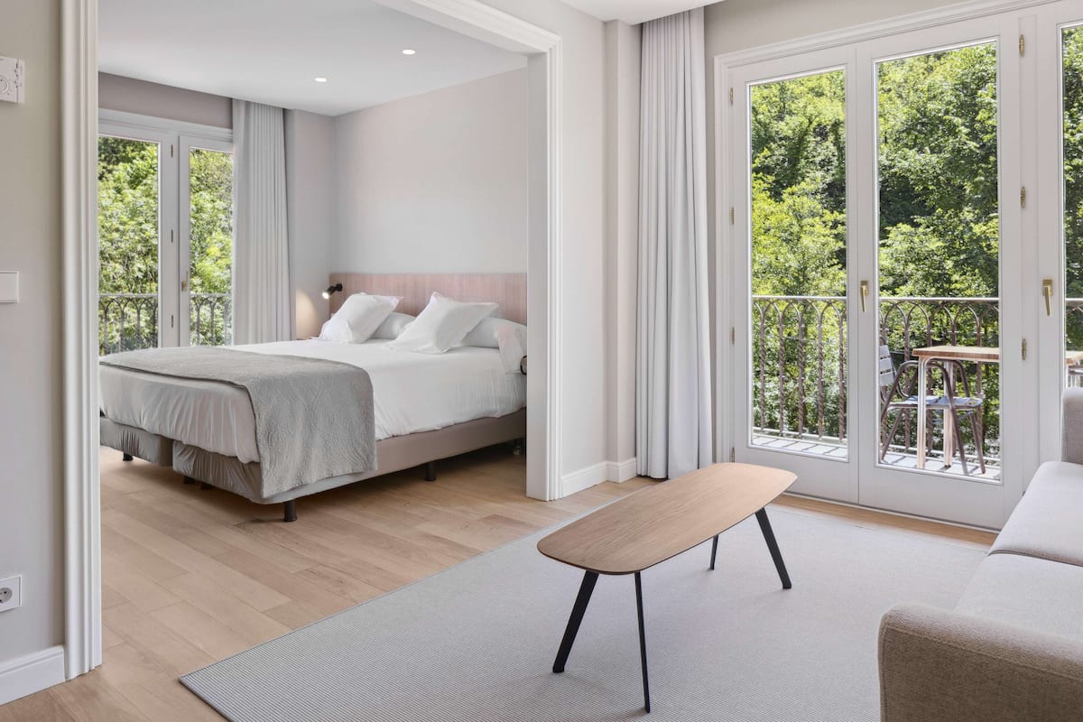 Suite 1 | Down comforters, in-room safe, desk, laptop workspace