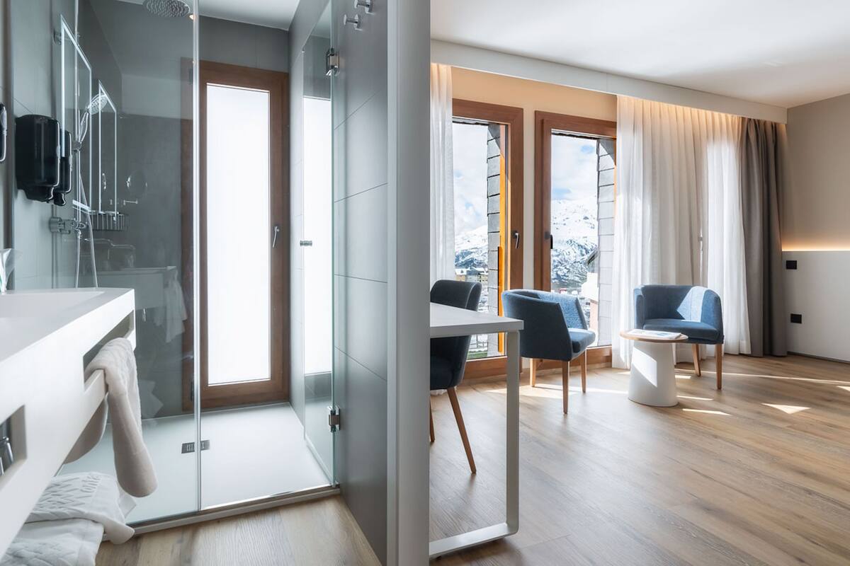 comfort room | 1 bedroom, in-room safe, desk, blackout curtains