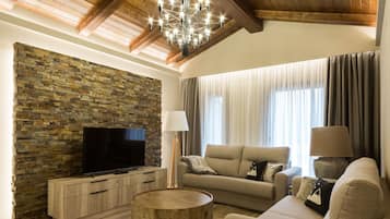 Luxury Suite | In-room safe, desk, blackout curtains, soundproofing