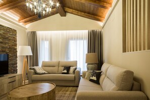 Luksussuite | Safe på rommet, skrivebord, blendingsgardiner og lydisolert