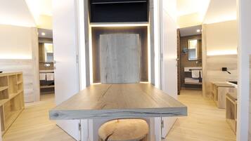 Un baño moderno con tocador de madera, un lavabo y un espejo.
