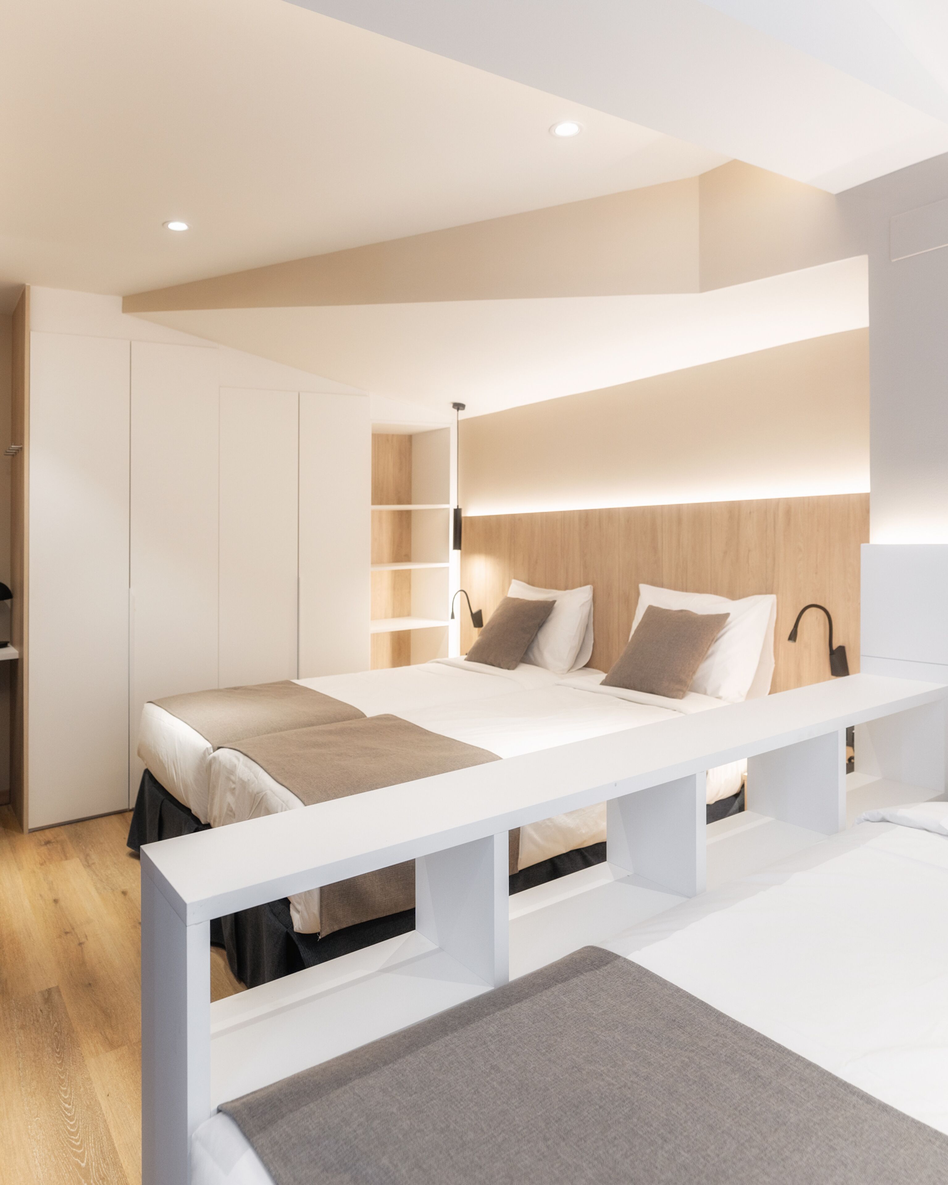 Een kluis op de kamer, een bureau, verduisterende gordijnen