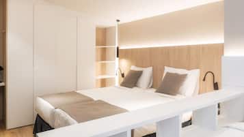 Een kluis op de kamer, een bureau, verduisterende gordijnen