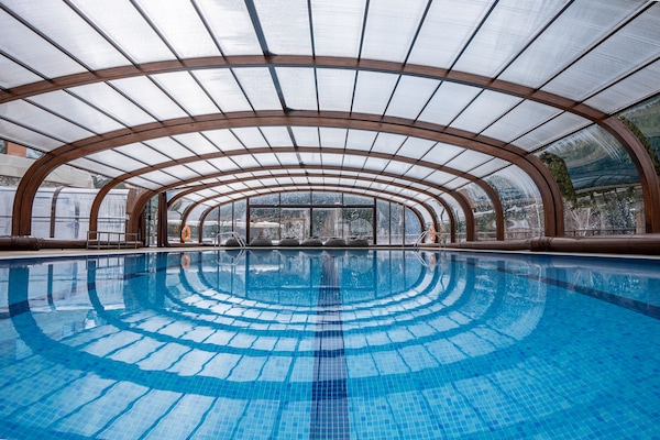 Una piscina techada, una piscina al aire libre