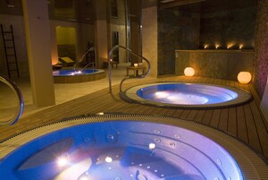 Un sauna, una bañera de hidromasaje, baño turco, tratamientos corporales