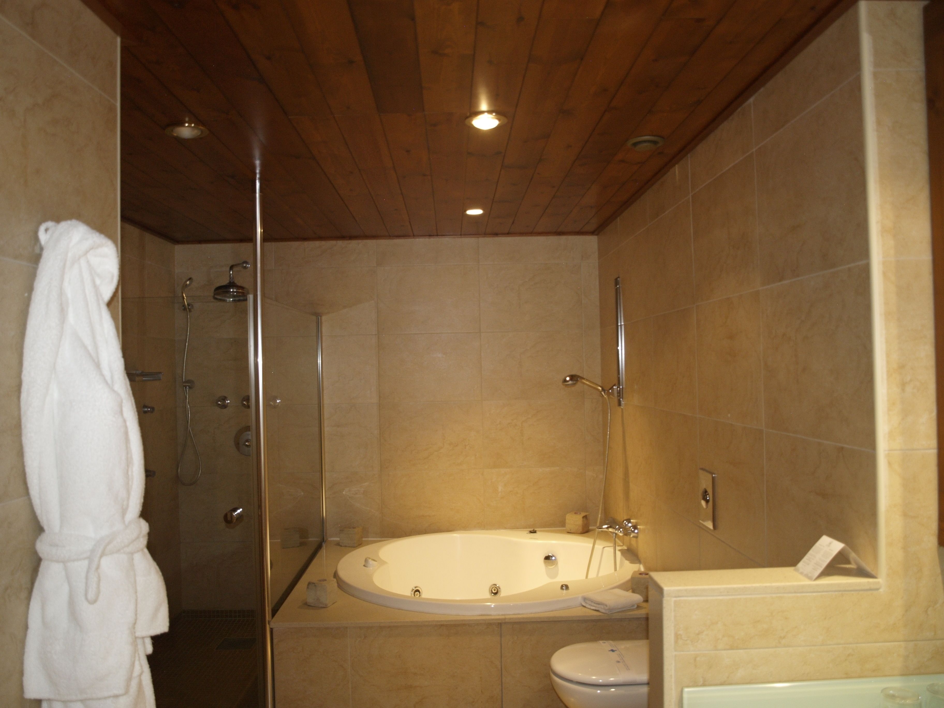 double room view valley | bathroom | combined shower/bathtub, jetted bath, rainfall showerhead, hair dryer