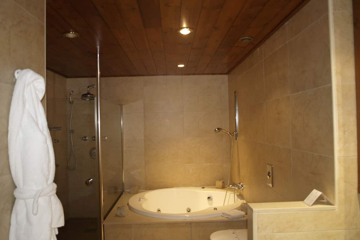 double room view valley | bathroom | combined shower/bathtub, jetted bath, rainfall showerhead, hair dryer