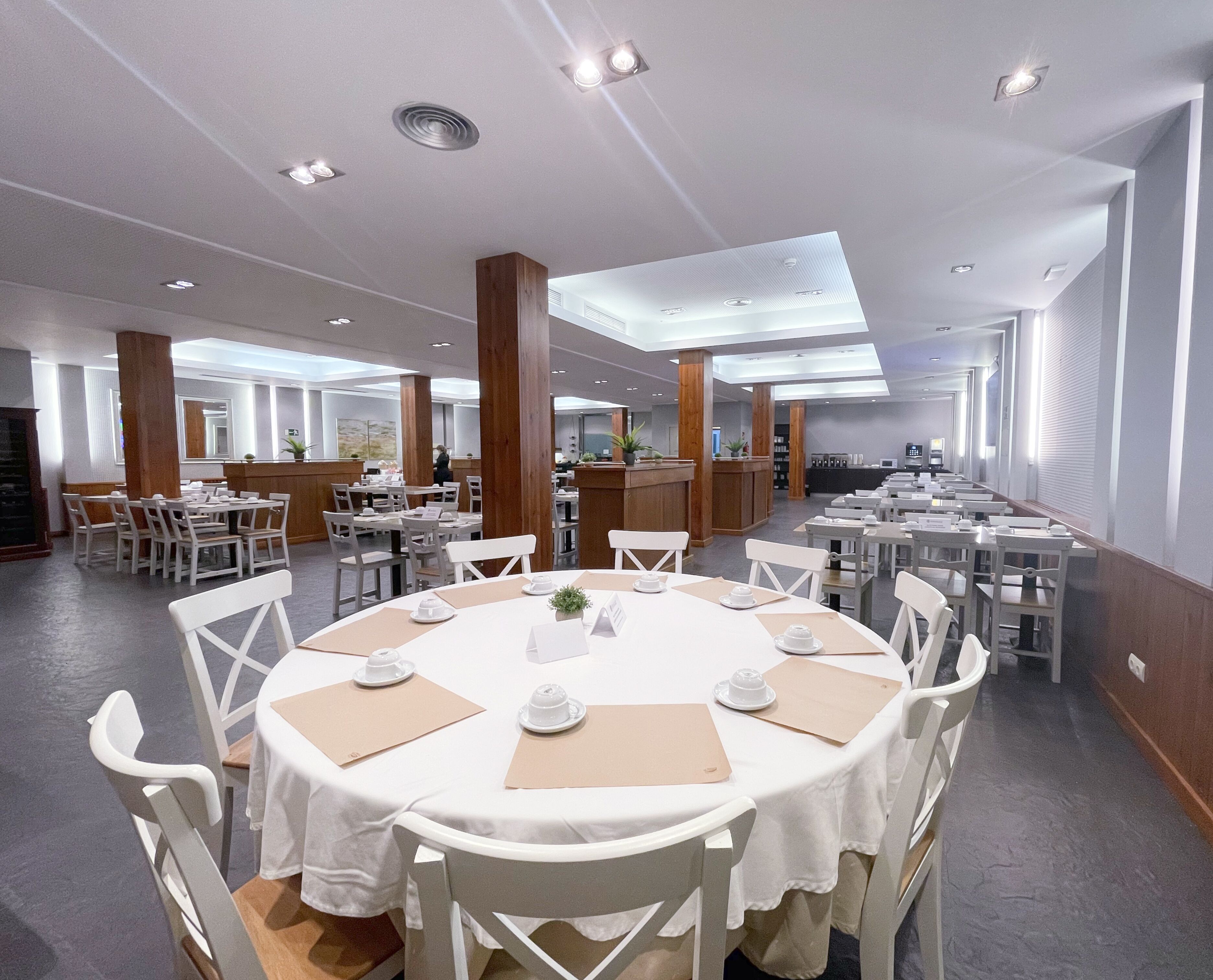 每日供應吃到飽早餐 (每人 EUR13)