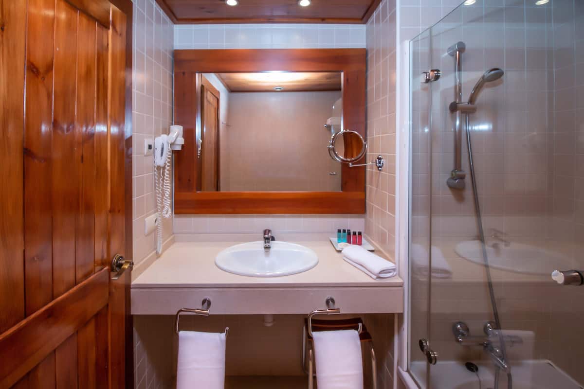 combined shower/bathtub, jetted bath, rainfall showerhead, hair dryer