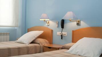 Habitación básica con 2 camas individuales, 4 habitaciones | Escritorio y espacio para trabajar con un portátil