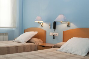 مكتب ومساحة عمل للكمبيوتر المحمول وتجهيزات عازلة للصوت وواي فاي مجانًا