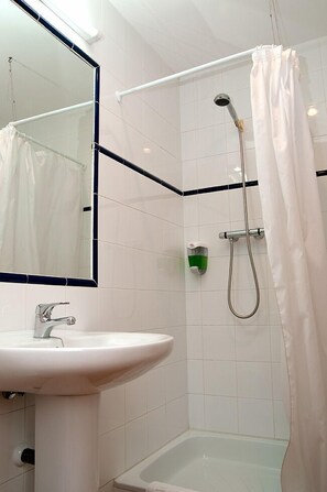 Basic Twin Room, 4 Bedrooms | Bathroom | Free toiletries, towels - Hotel Villa de Ayerbe (Ayerbe)
