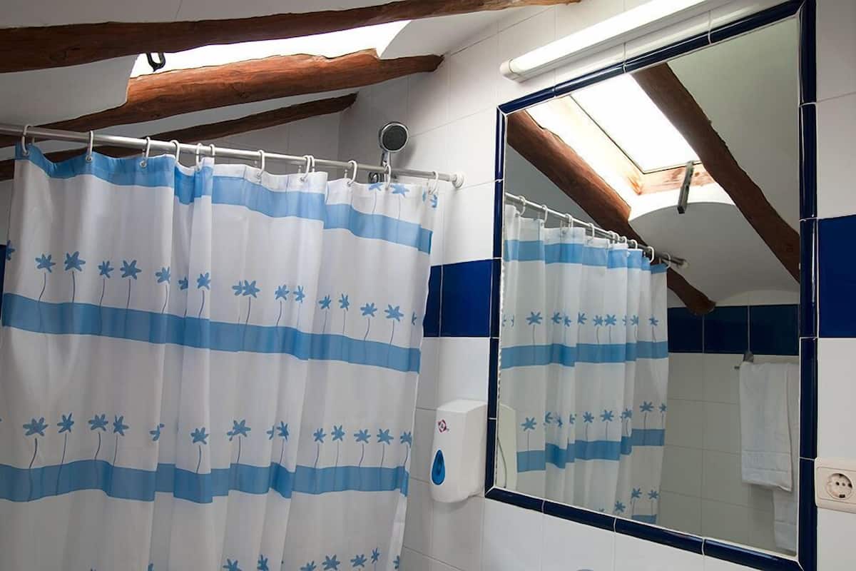 superior double room | bathroom | free toiletries, towels