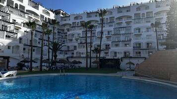 Piscina coberta, 2 piscines a l'aire lliure, para-sols i gandules