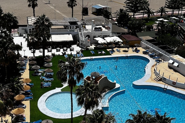 Piscine couverte, 2 piscines extérieures, parasols de plage