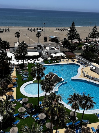 Una piscina techada, 2 piscinas al aire libre, sombrillas