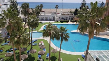 Una piscina techada, 2 piscinas al aire libre, sombrillas