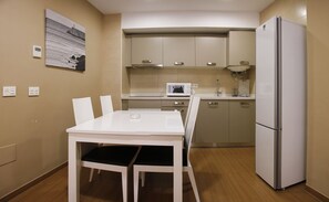 Mini-Kühlschrank, Mikrowelle, Herdplatte, Toaster