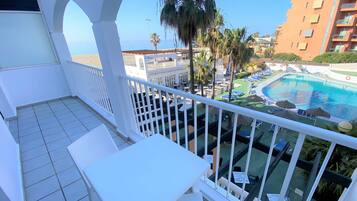 Een minibar, een kluis op de kamer, een bureau, verduisterende gordijnen