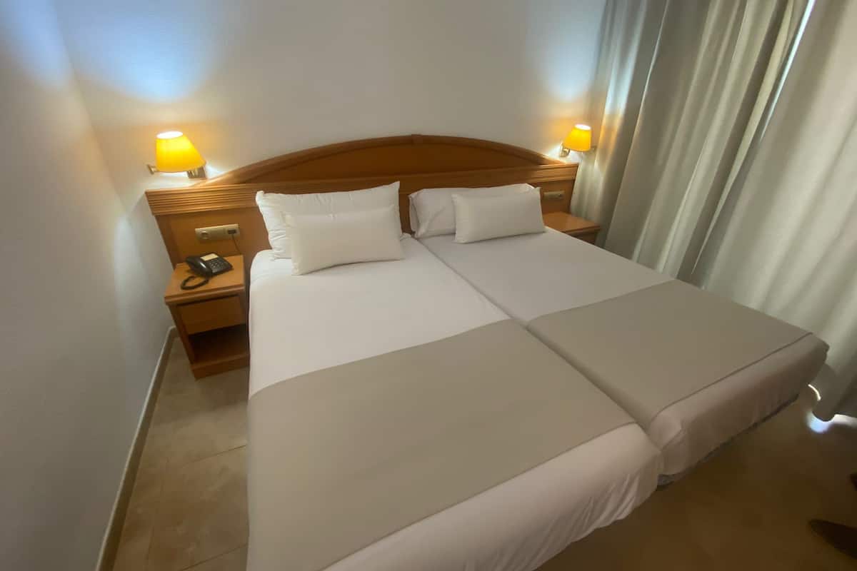 2 bedrooms, minibar, in-room safe, desk