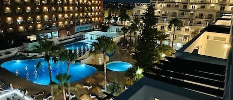 Inomhuspool, 2 utomhuspooler, parasoller och solstolar