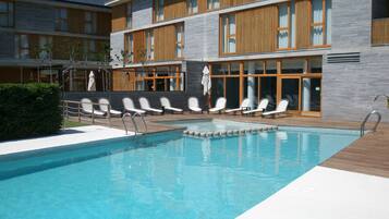 Una piscina techada, una piscina al aire libre