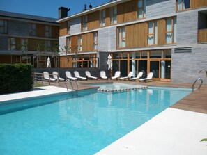 室內泳池、室外泳池；躺椅