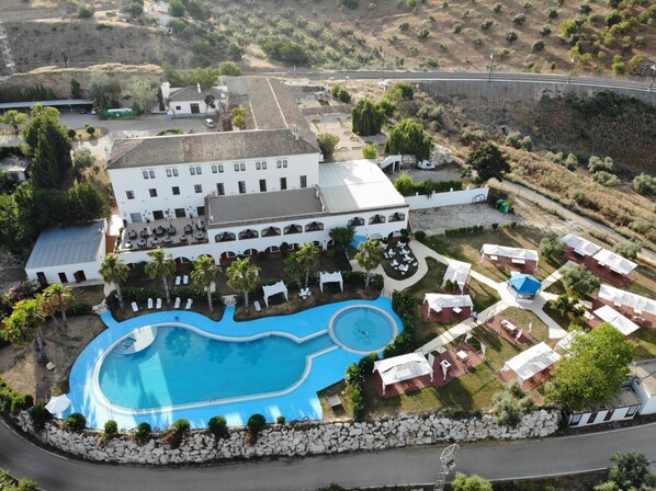 สระว่ายน้ำกลางแจ้ง, ร่มริมสระว่ายน้ำ, เก้าอี้อาบแดดริมสระ