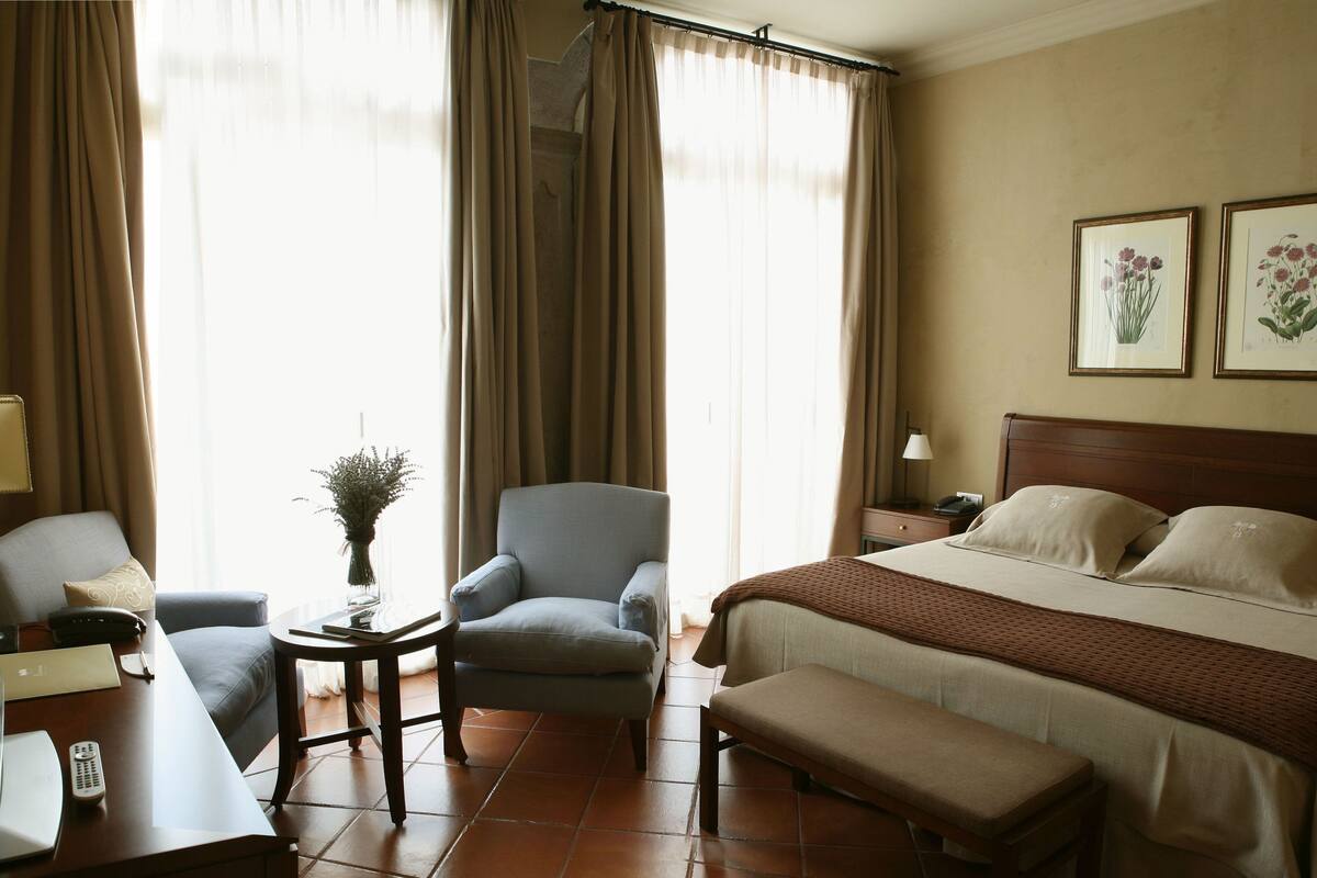 2 bedrooms, in-room safe, desk, laptop workspace