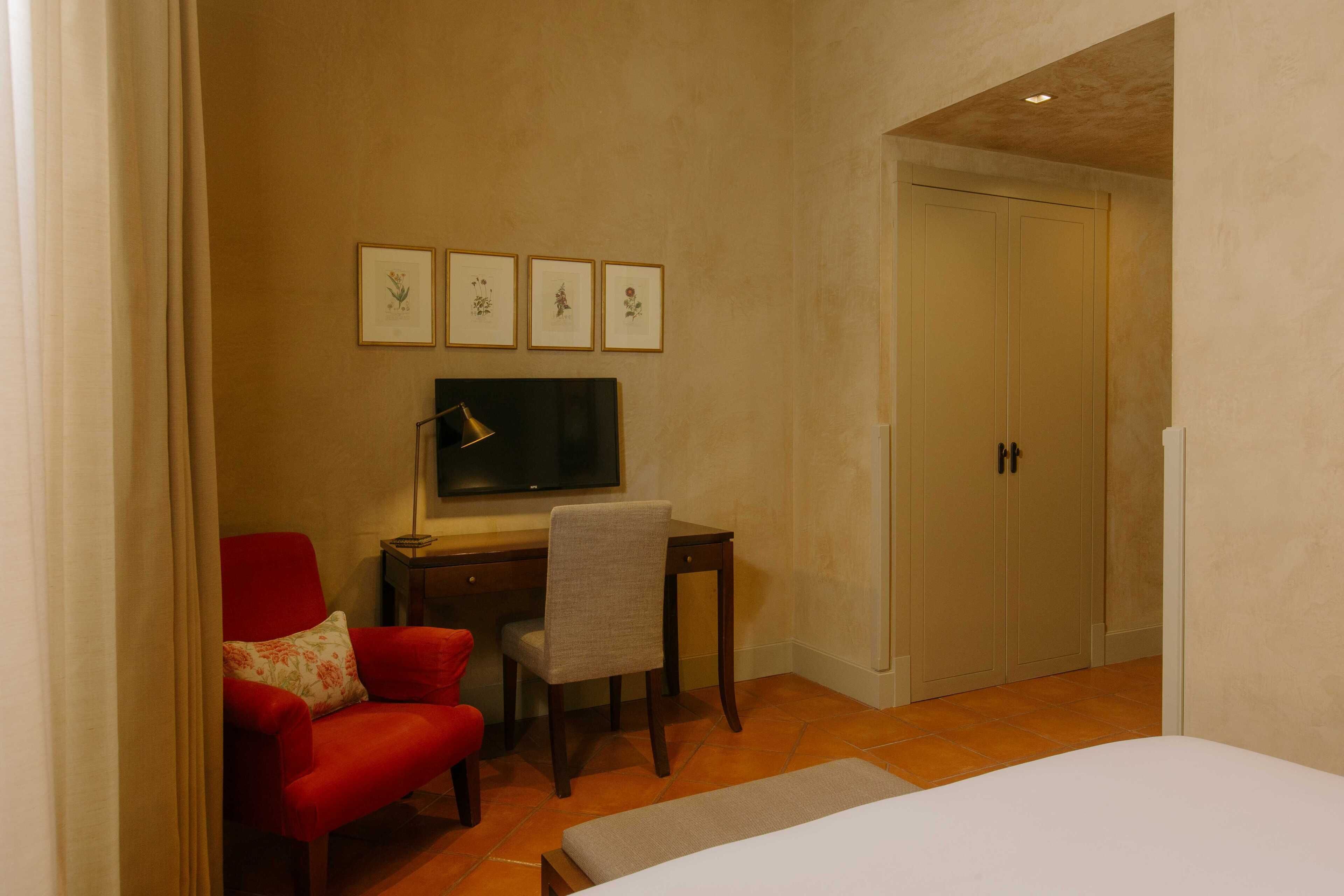 Double Room | In-room safe, desk, laptop workspace, soundproofing