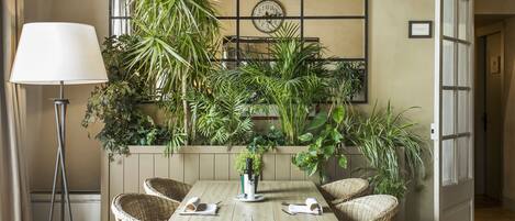 Petit déjeuner buffet (12 EUR par personne)