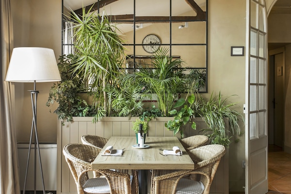 Tägliches Frühstücksbuffet (12 EUR pro Person)