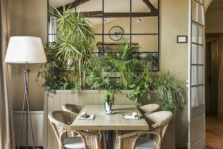 Desayuno buffet diario (EUR 12 por persona). Bremon Boutique Hotel by Duquessa Hotels Collection