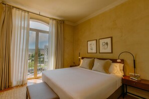 Superior Quadruple Room | In-room safe, desk, laptop workspace, soundproofing - Bremon Boutique Hotel by Grup Duquessa (Cardona)