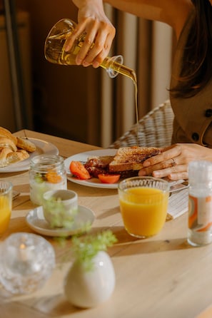 Se ofrece un desayuno bufé todos los días (por un coste adicional)
