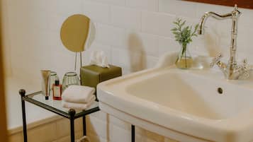 Habitación cuádruple | Baño | Secador de pelo y toallas