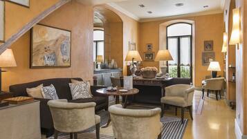 Coin salon dans le hall