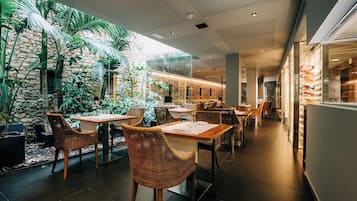 Desayuno a la carta diario (EUR 16 por persona)