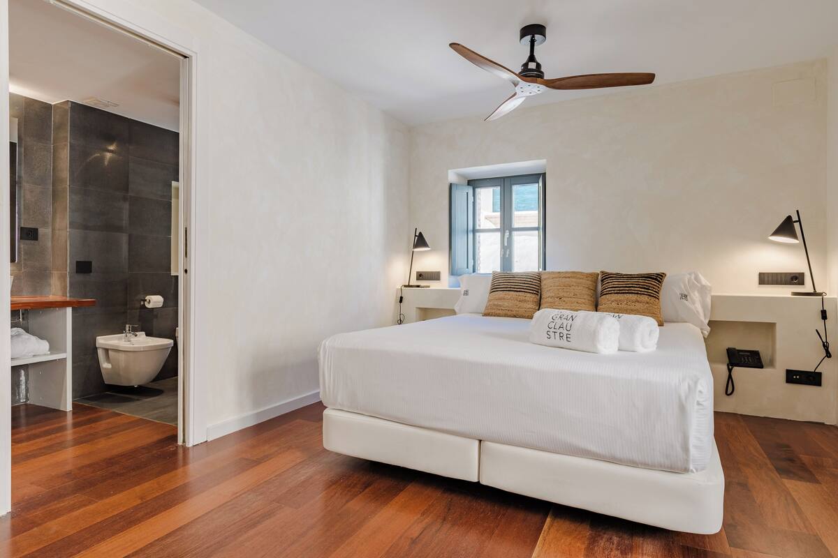 Minibar, coffres-forts dans les chambres, Wi-Fi gratuit, draps fournis