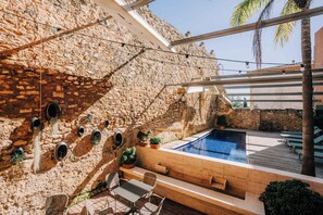 Outdoor pool, sun loungers